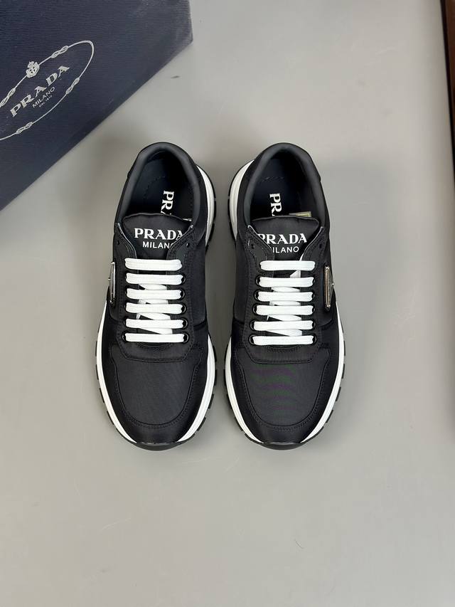 Prada普拉达prax 01 Re-Nylon运动鞋 Size；38～45 环保科技 -再生尼龙 彰品实用而百搭的个性，搭配轻便的 橡胶鞋底，确保穿着舒适。涂